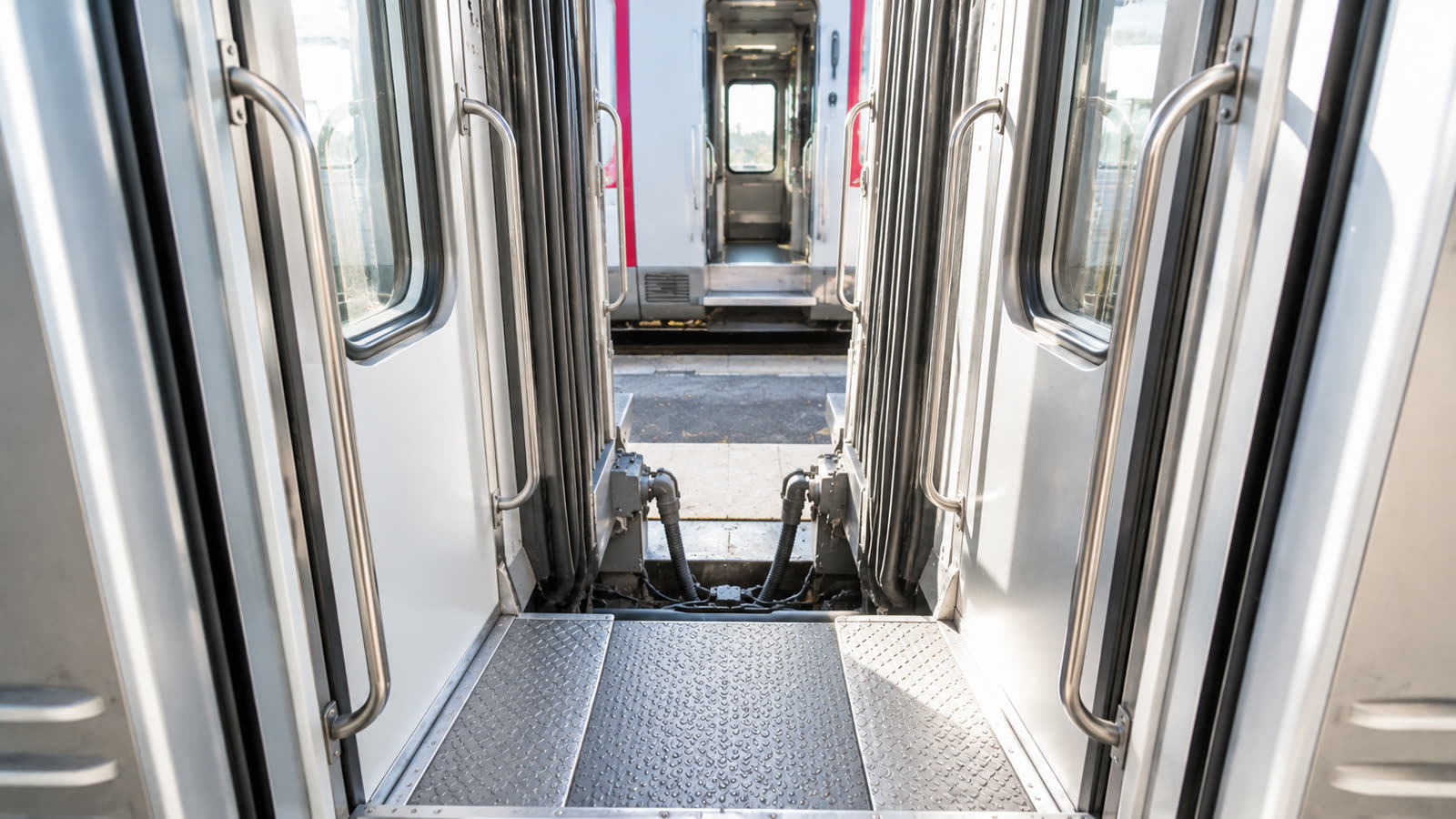 Le passage articulé entre deux wagons, l'espace où le train respire.